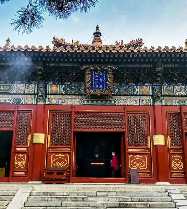 殿前的匾额上雍和宫这三个字,也是乾隆亲笔写匾额蓝底金字儿,四周镂空