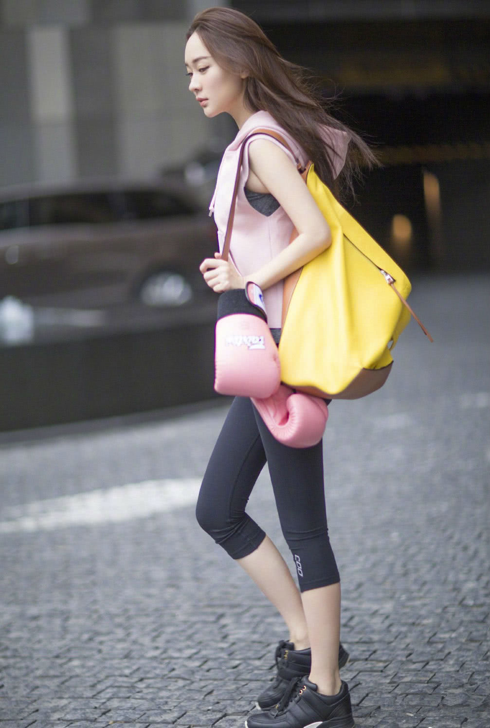 有一种街拍叫霍思燕女神气质一览无余网友这是要去打拳击