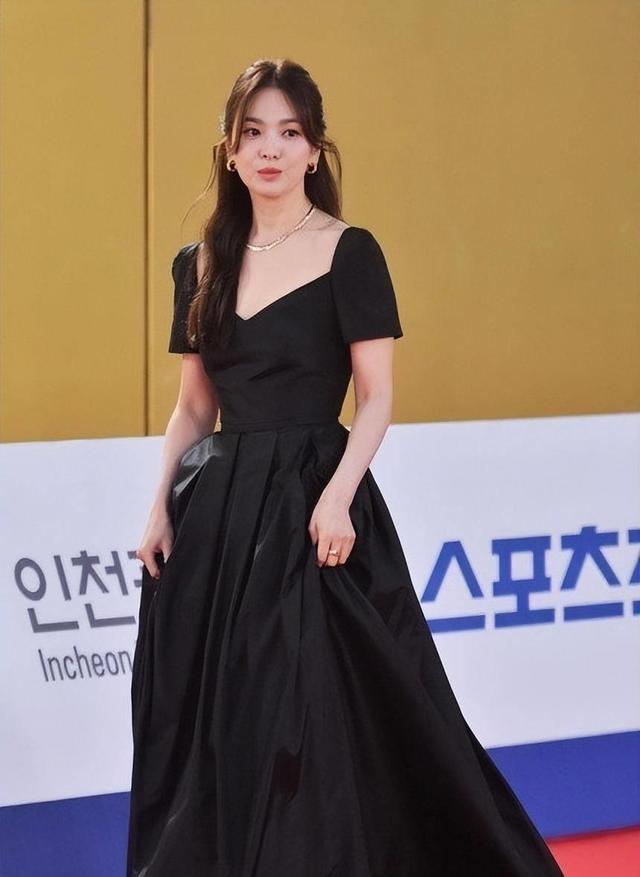 闪耀红毯!宋慧乔完美演绎时尚女王风范!