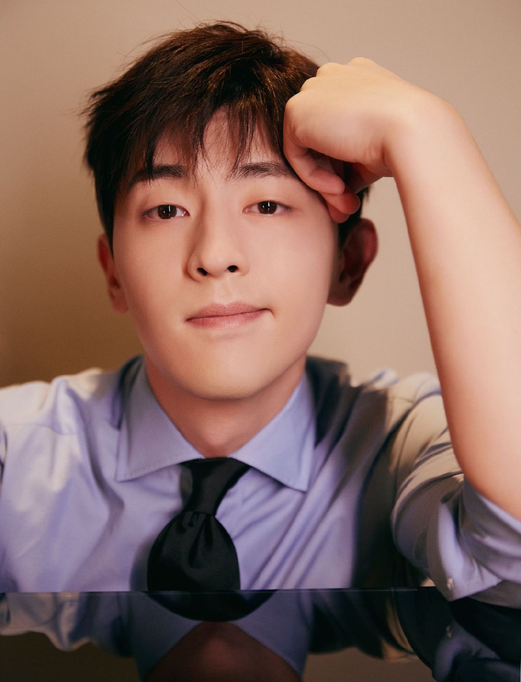 邓伦利落衬衫帅气写真图片311