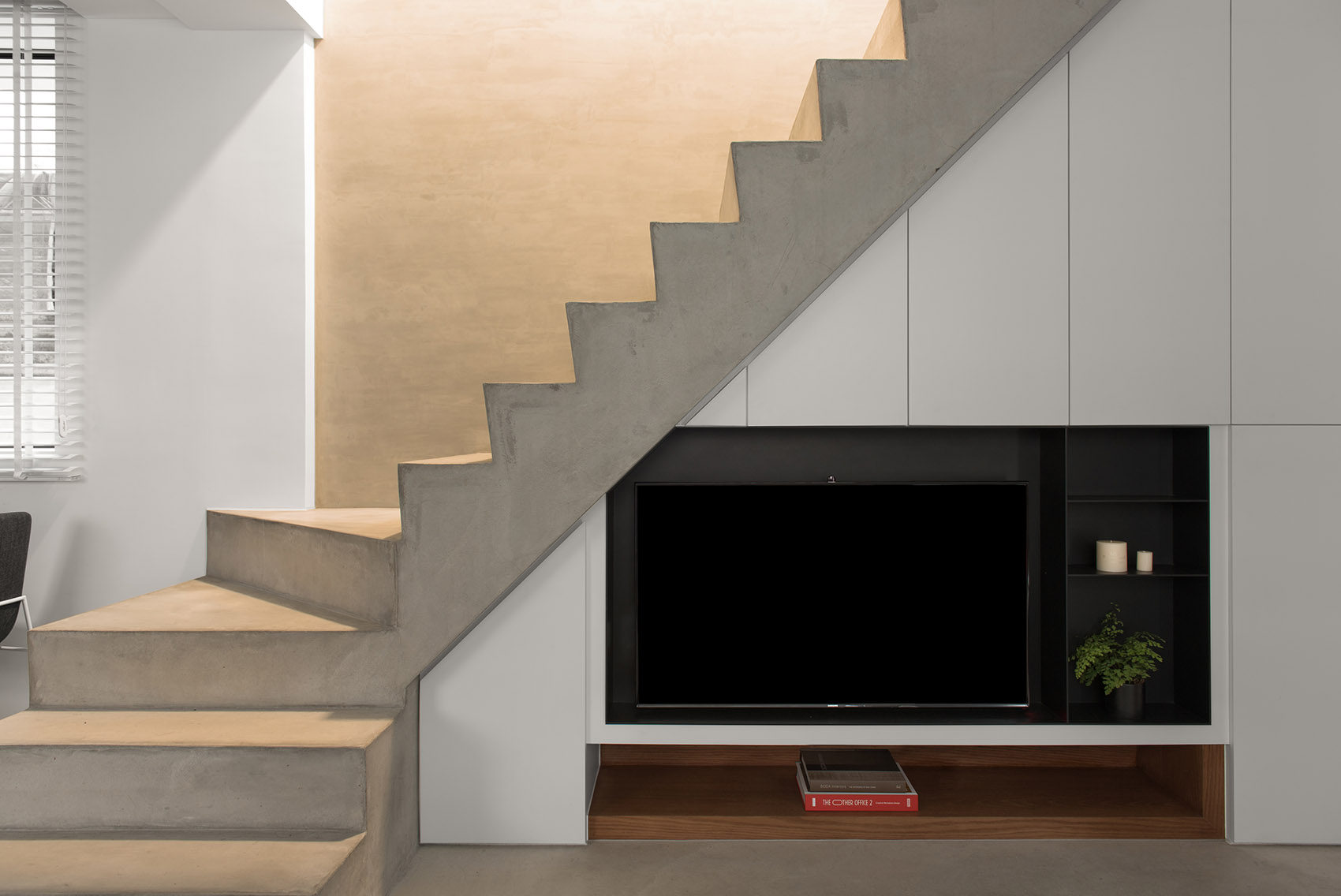 定制的电视柜合理地利用了楼梯下空间,嵌入式的设计,不占用客厅的活动