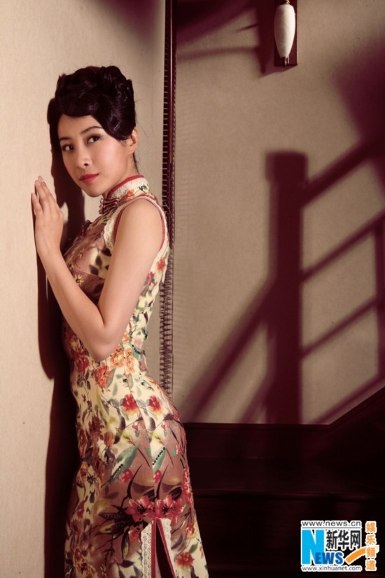 飘逸的写意水墨长裙,婀娜的春意印花旗袍,王雅捷尽展高贵优雅气质.