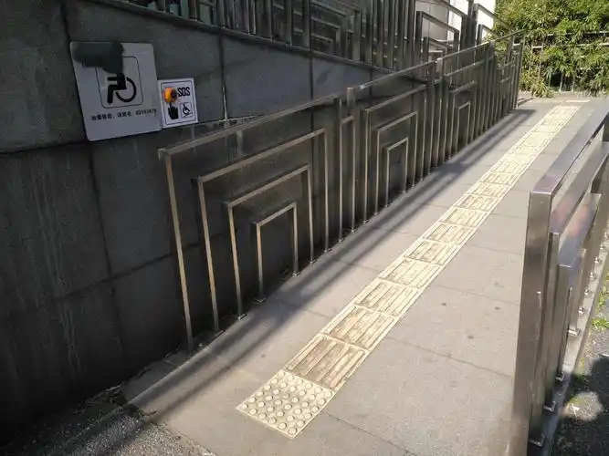 残疾人通道上设有盲道