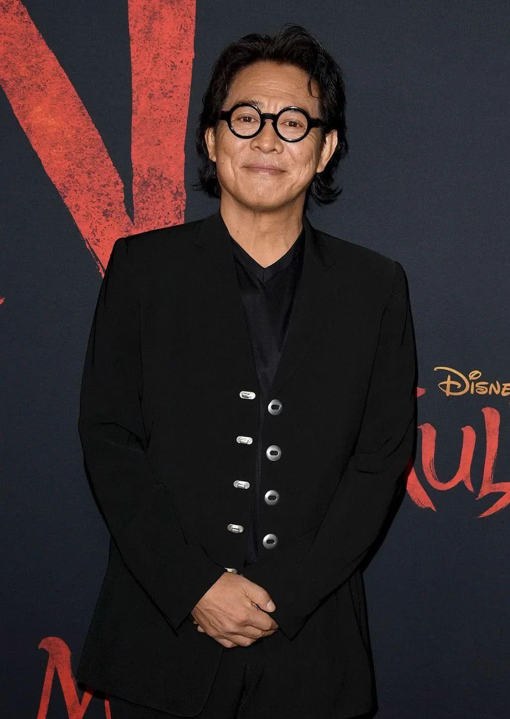 原创56岁李连杰真显老中山装配油头现身红毯满脸皱纹让人心疼