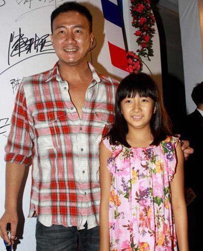 有种"时尚过猛"叫胡军女儿,1米85身材太抢眼,网友心动了_胡九儿_照片