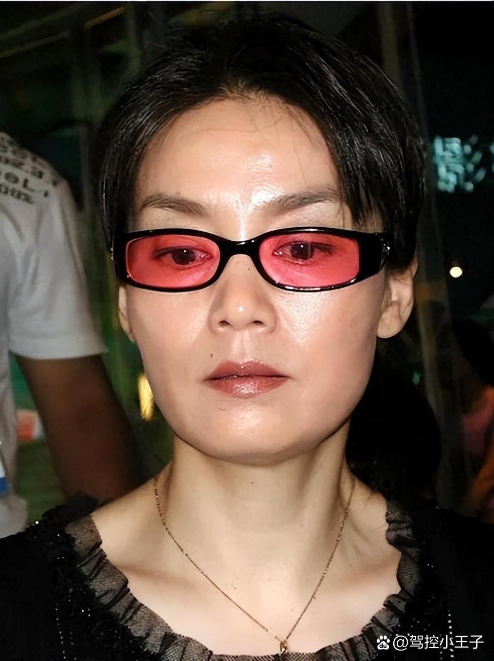 潘虹:坚韧不拔的"苦情女王" 潘虹是一位坚韧不拔的"苦情女王",她在