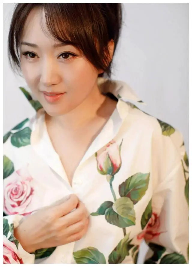 甜美可爱的少女杨钰莹,气质与颜值完胜年轻女孩._人们_岁月_生活