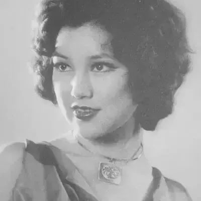 85岁黄夏蕙头戴皇冠吃路边摊,整容失败,这辈子也活成了传奇!