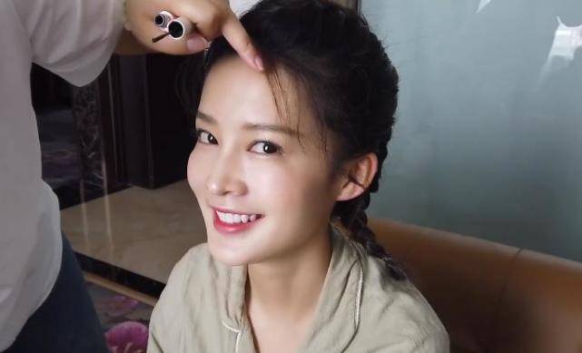 原创李沁私下真实素颜曝光,与精修图"判若两人",不化妆几乎没眉毛