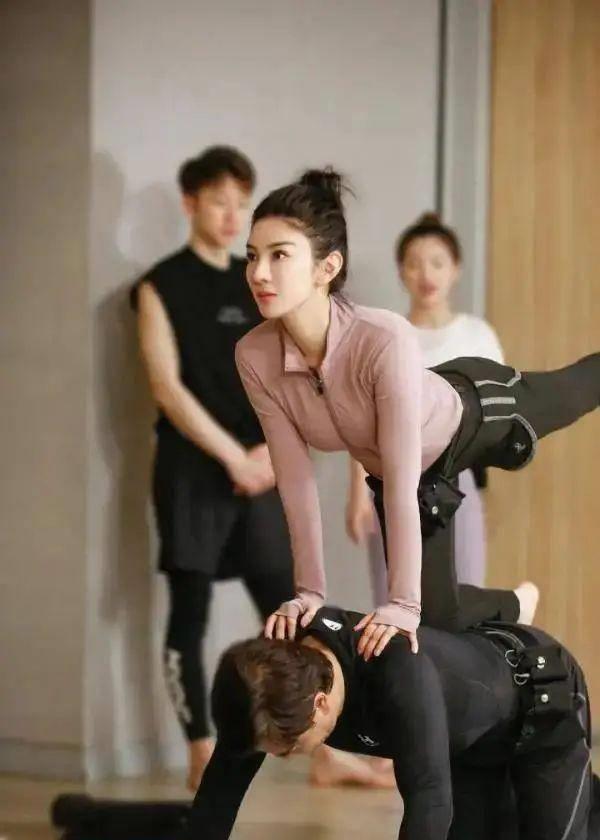 黄奕约会53岁建筑师,当真是真爱?