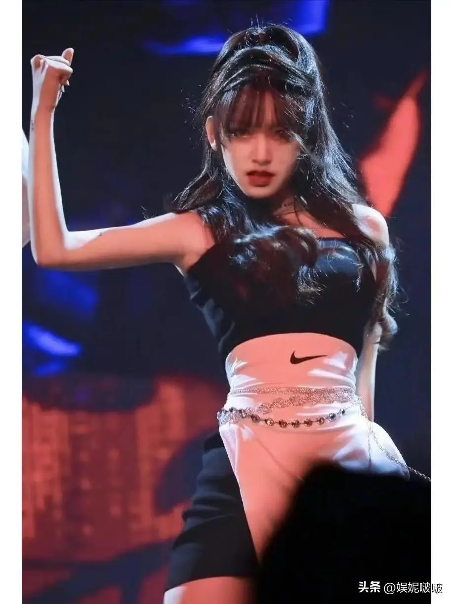 人间芭比程潇因上围丰满傲人被称奶潇碾压疯马秀lisa