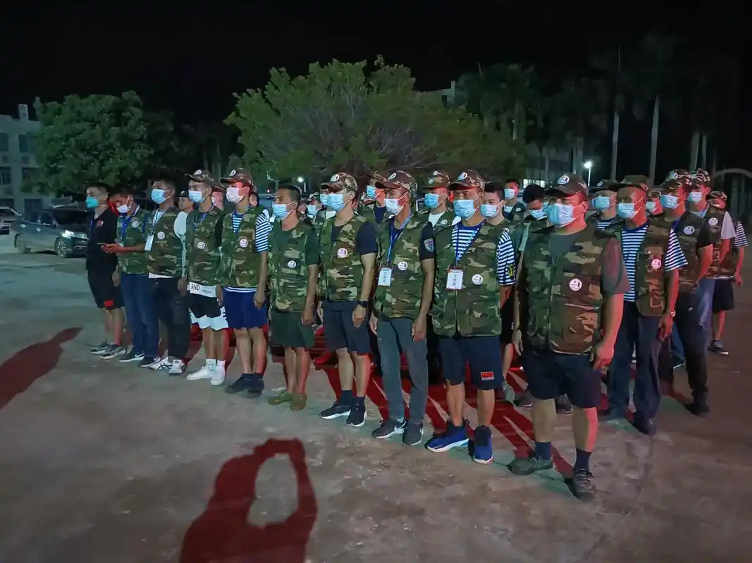 一个人可以照亮一条路,一群人可以温暖一座城.