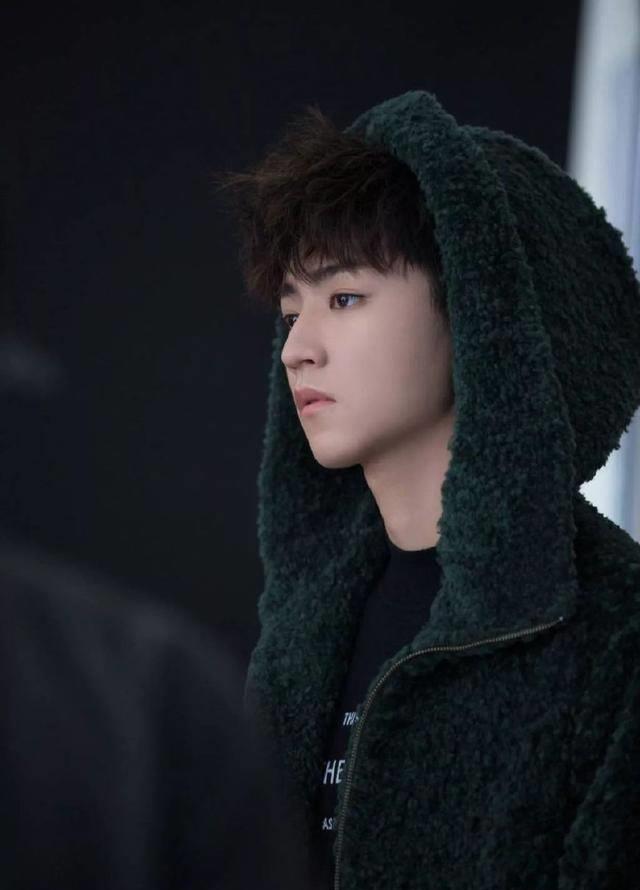 王俊凯以学长身份回到母校,在校长面前小动作不断,让老师很开心_时候