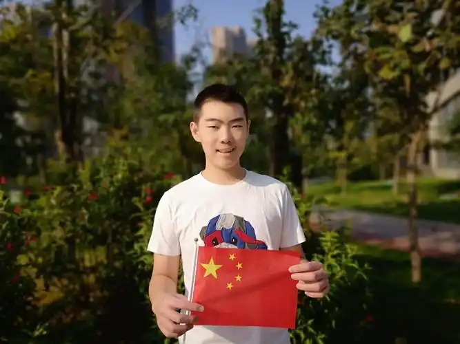 我与国旗合影—东北育才初中部17英语班"我和我的祖国"系列活动