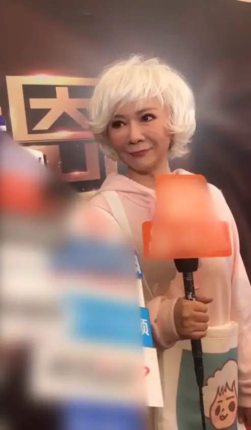 网友晒蔡明59岁近照,脸僵硬肿胀,烫卷发穿西装不像个老人!