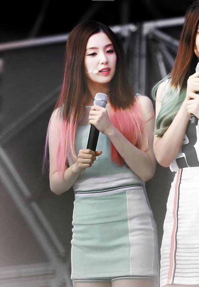 韩国人气女团red velvet队长裴珠泫舞台上光芒四射