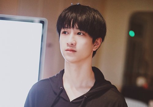 15岁青少年黑色短发怎么打理最帅 这五款中学男生短发最受欢迎_发型