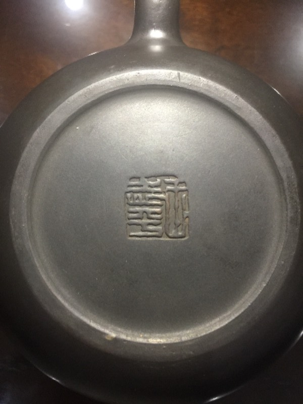请教这个紫砂壶落款是谁