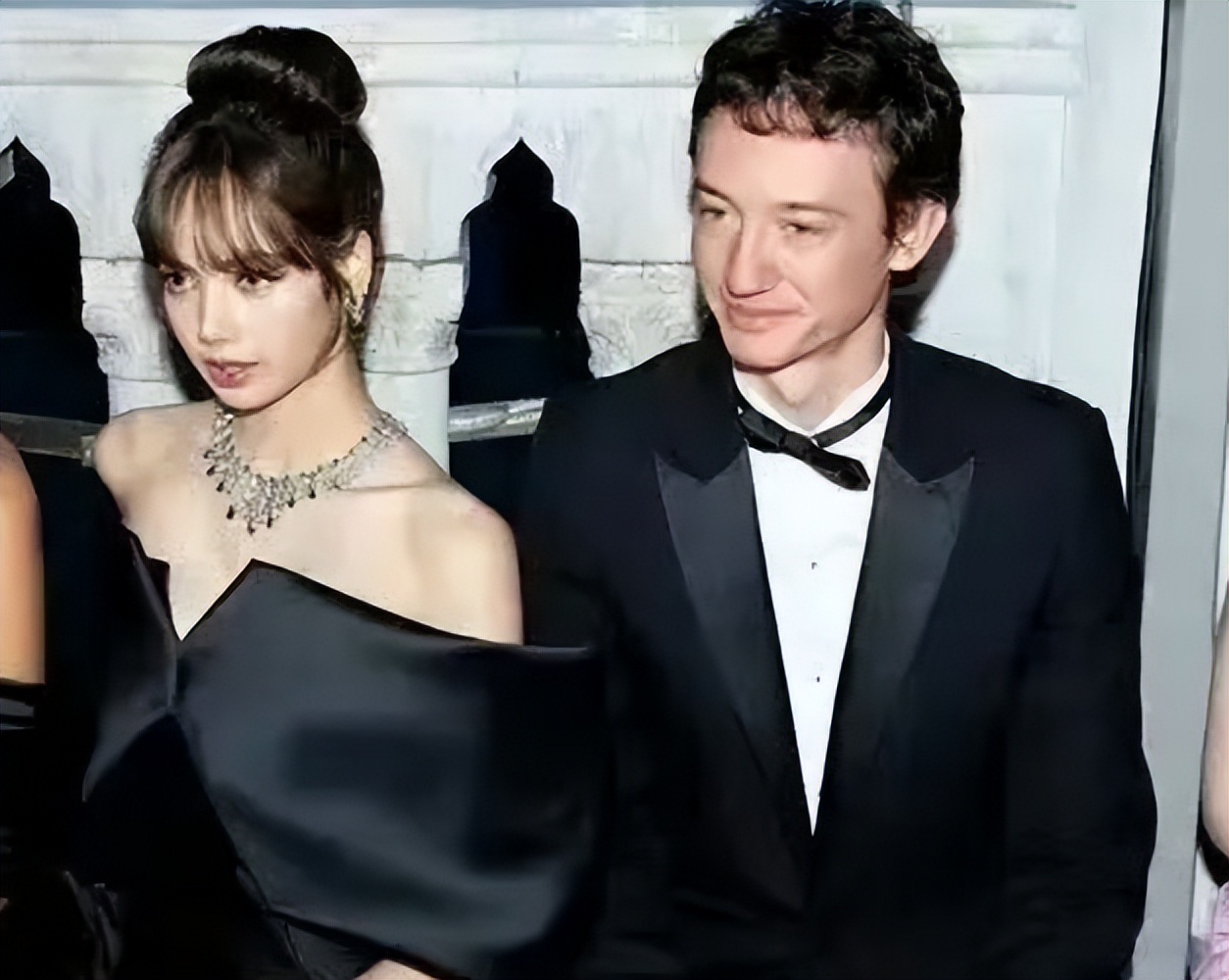 曝lv三公子亲自接机lisa,携母赴法会男友,lisa霸气回应疯马秀_妈妈