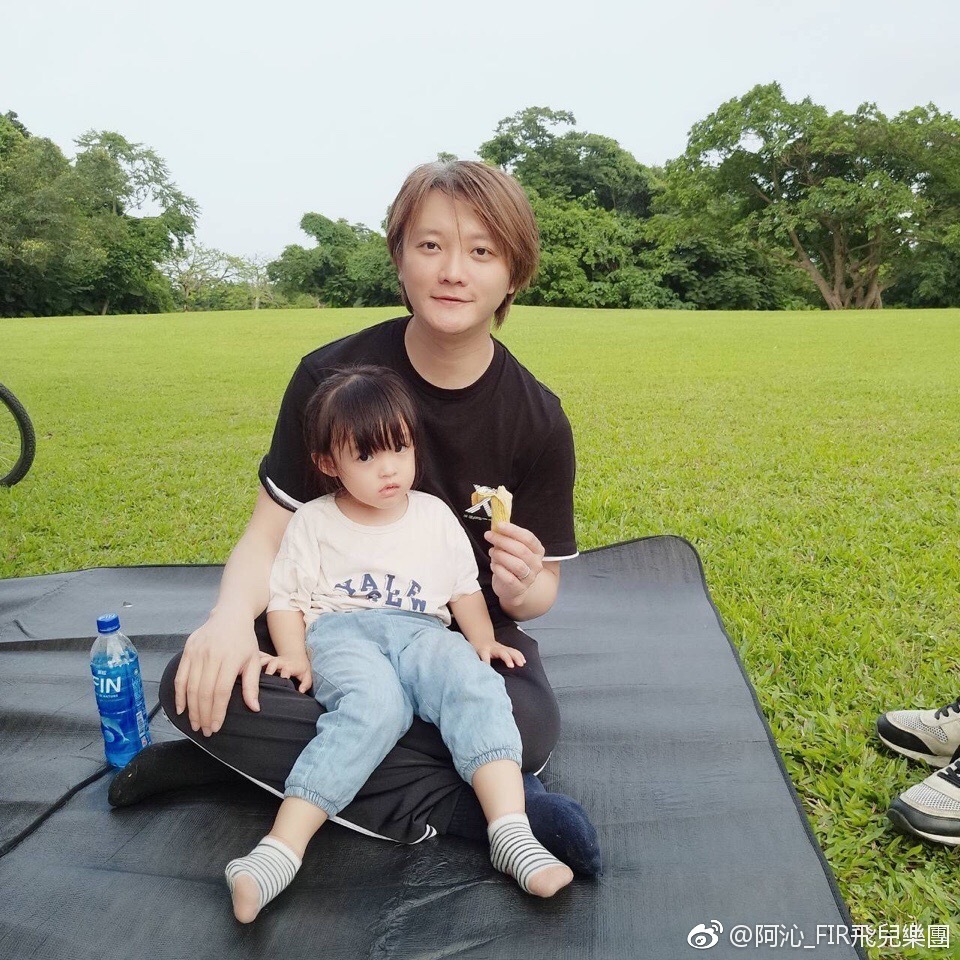 i.r主唱faye再曝分手!曾交往3年的阿沁都有2个孩子了