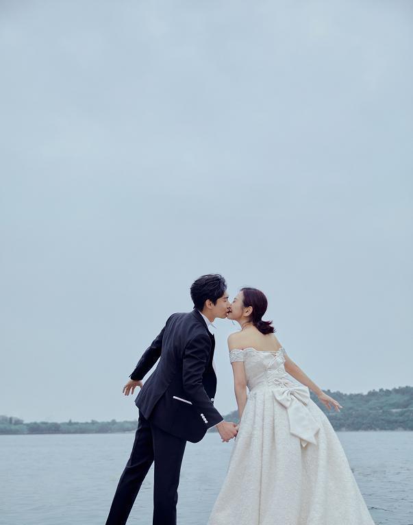 陈松伶和小8岁丈夫拍写真,穿婚纱优雅大方,49岁也能这么甜_高清图集