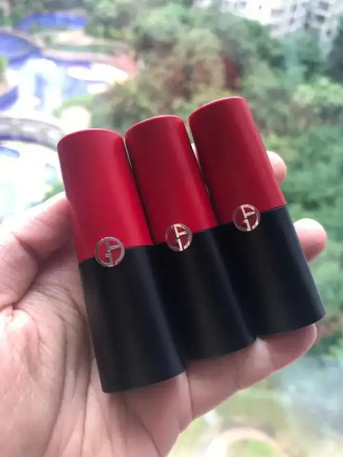 季都很干且不喜欢用润唇膏,所以一般喜欢买滋润质地的口红和水光唇釉