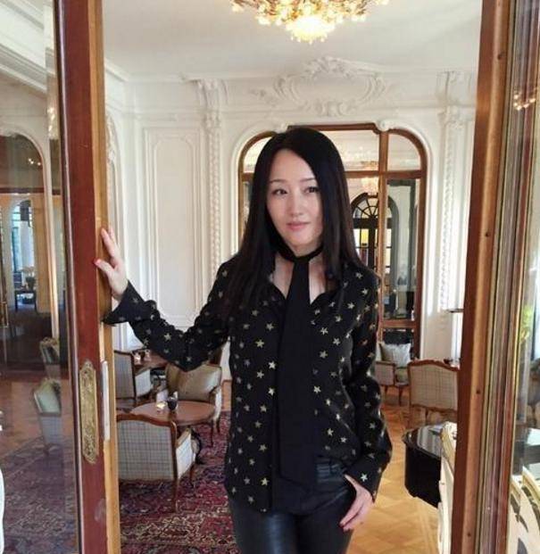 带你参观杨钰莹的豪宅,家里装修宫廷味十足,天花上还有欧式浮雕_沙发