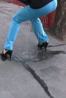 因为一次尴尬的意外憋尿,途中实在憋的控制不住尿裤子,结果…如下所述