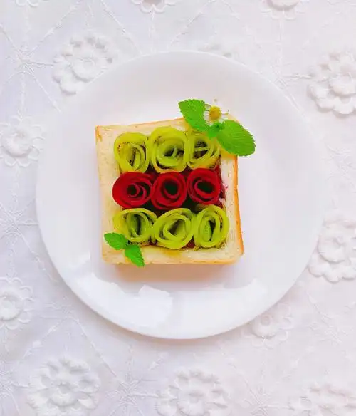 创意摆盘早餐拼色吐司花