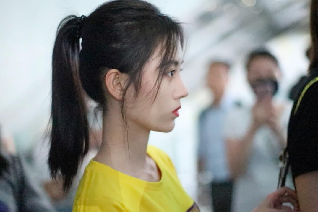 四千年美少女鞠婧祎现身机场侧颜美上天