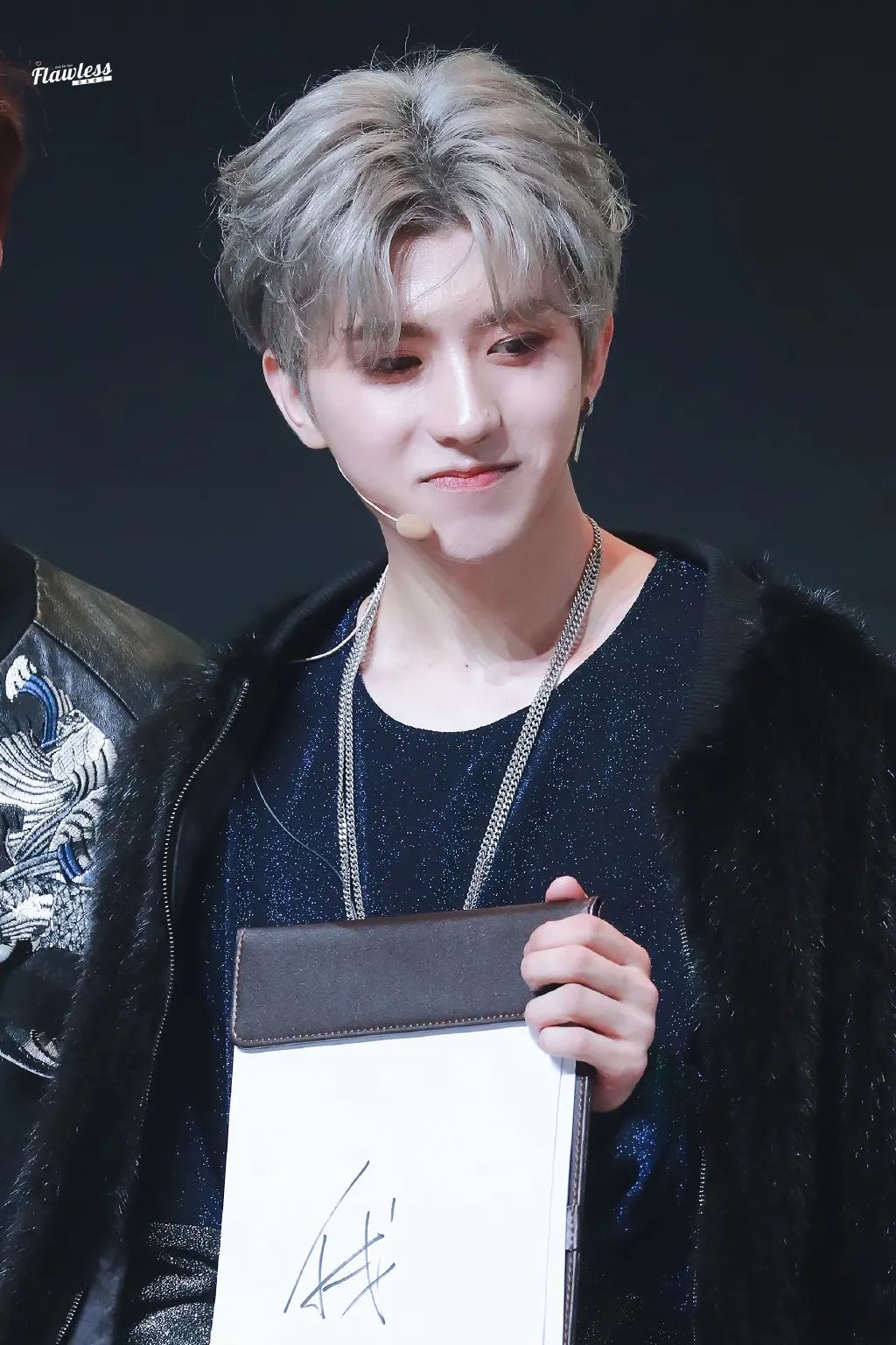 蔡徐坤壁纸:盛世美颜来了,这个发色的坤坤真的是我的心头爱呀