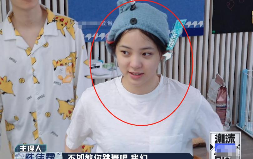 原创欧阳娜娜起床没化妆摄影师直接怼脸拍确定是20岁素颜没差了