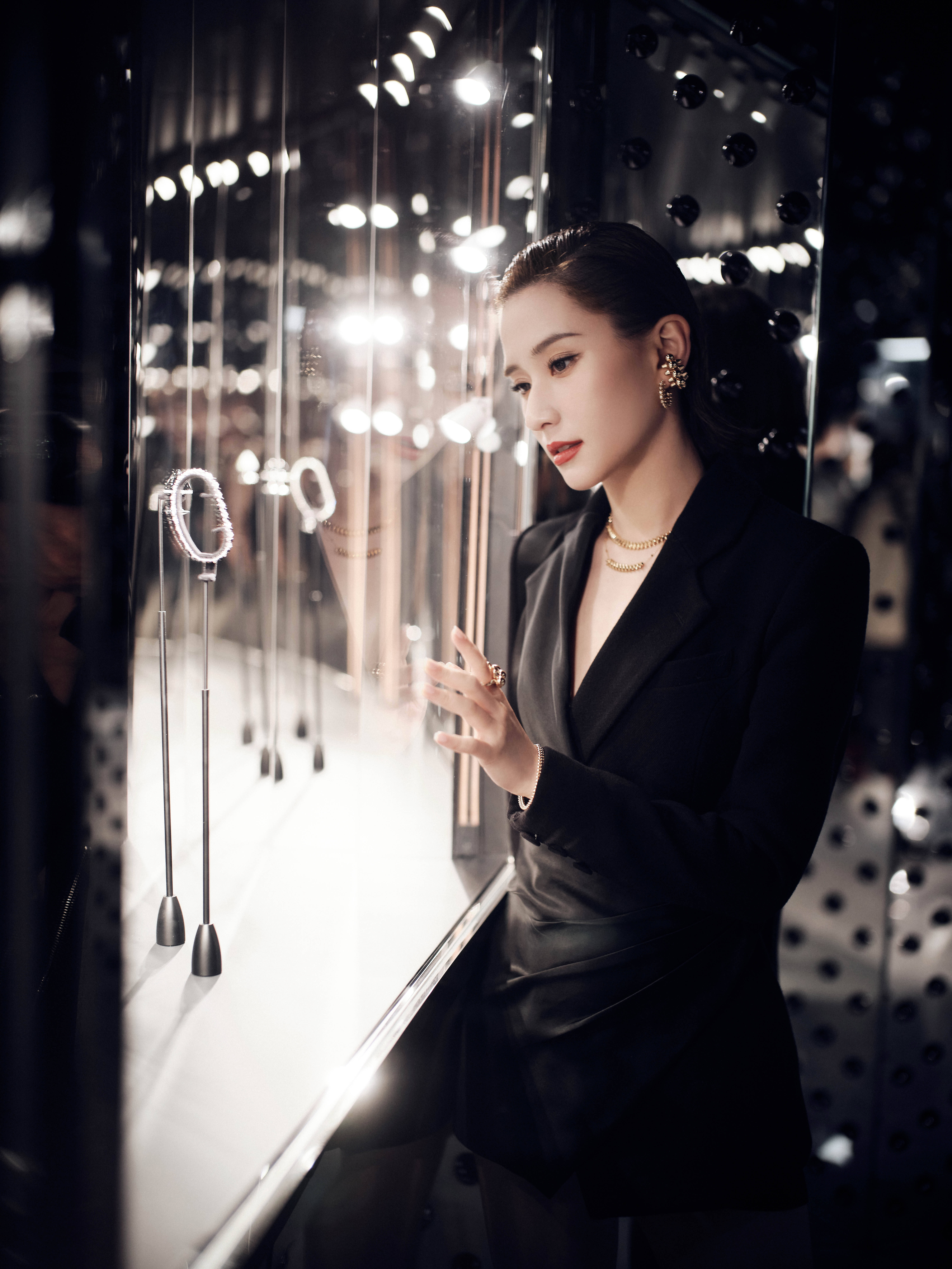 何超莲解锁干练风造型帅气撩人大杀四方