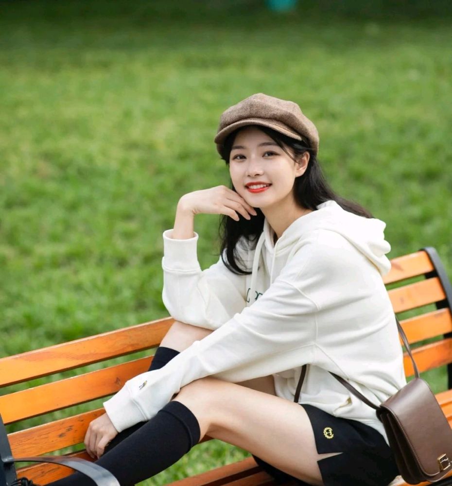 女生可以适当地扮嫩,可爱俏皮的穿搭就很不错,精致又减龄