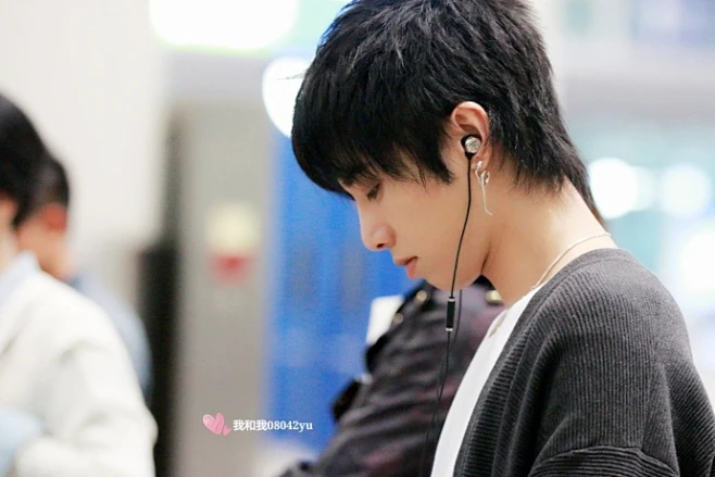 华晨宇yu 左侧颜,就是感觉和上一组的右 侧不一样的感觉,竖起的那