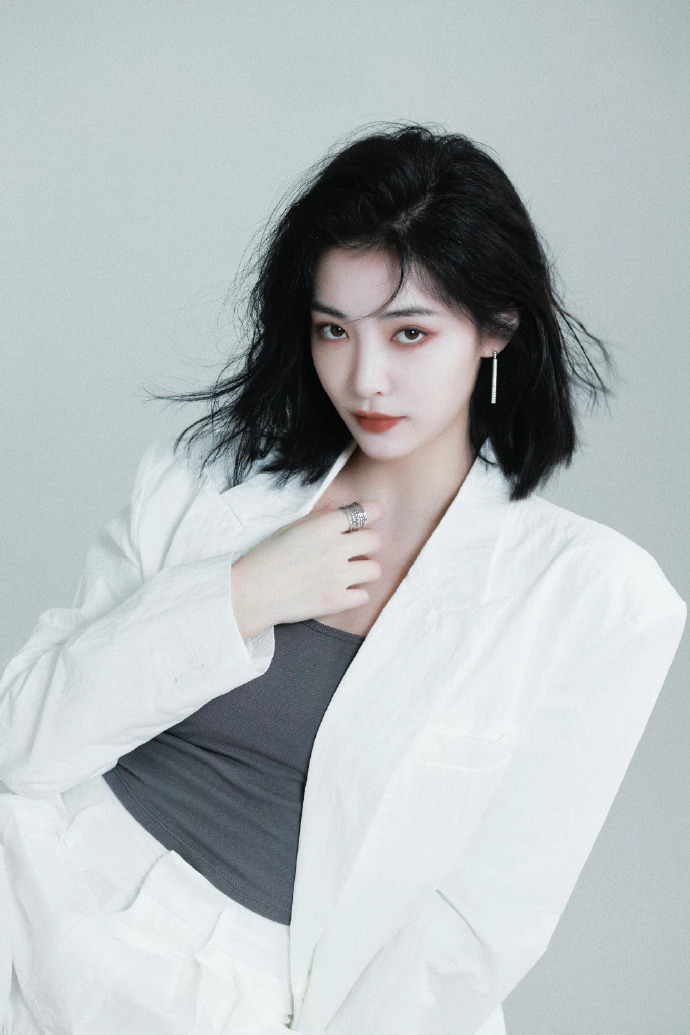 许佳琪白色西装七夕十五宫格##许佳琪七夕写真大片