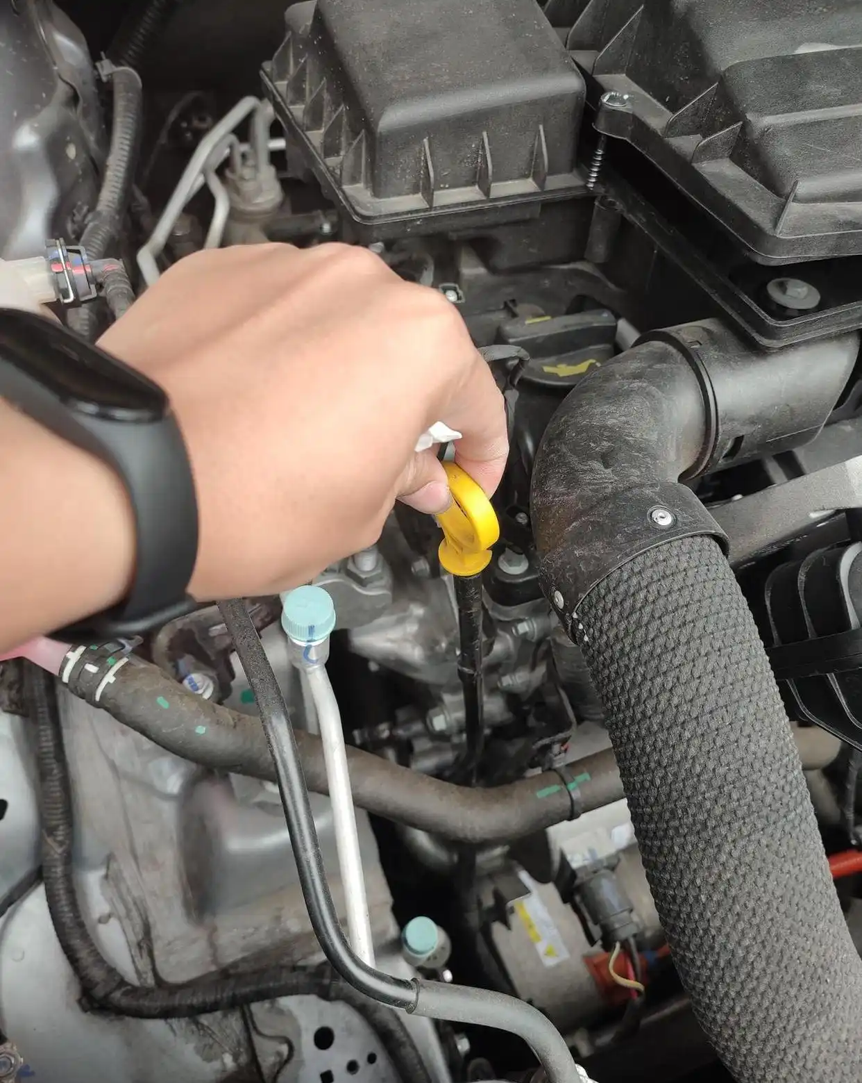 如何自己查看机油量?