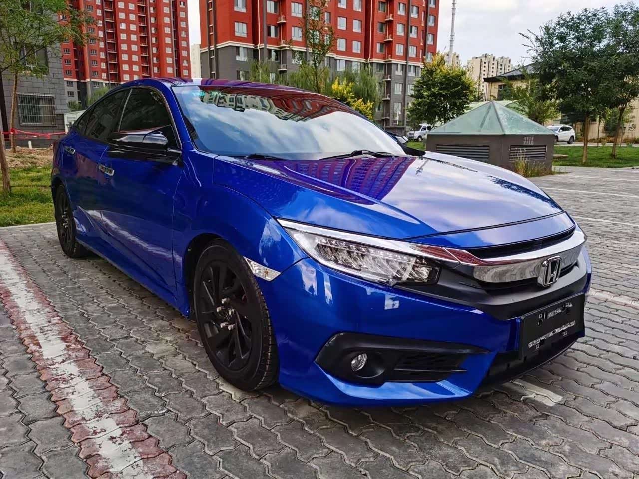 本田思域,宝石蓝的车身,配上节油的发动机,很实用!