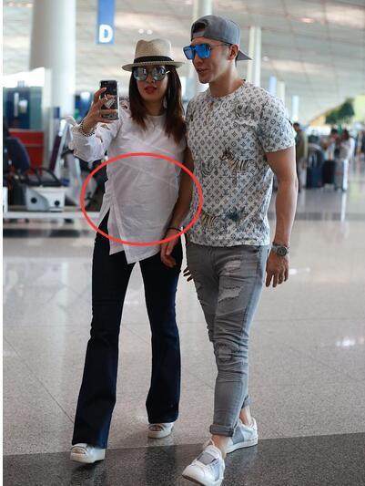 张伦硕钟丽缇夫妇马不停蹄参加活动,人鱼小姐"孕"味十足?