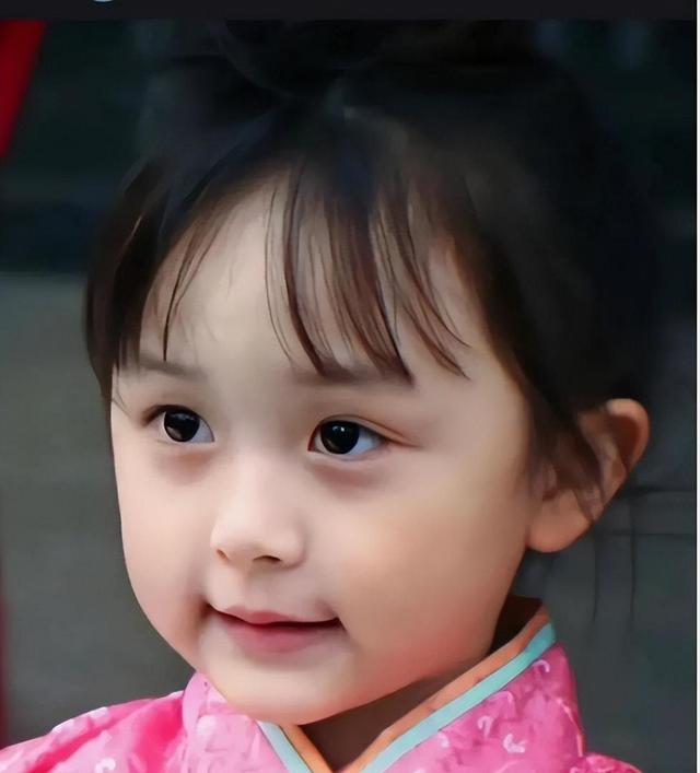 刘楚恬,这位昔日的童星,仿佛是精灵误入凡间,凭借她音乐与舞蹈兼备的