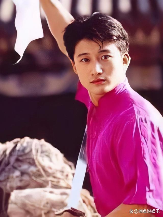 谁年轻不是个小奶狗?硬汉吴京旧照流出,颜值巅峰期好有魅力