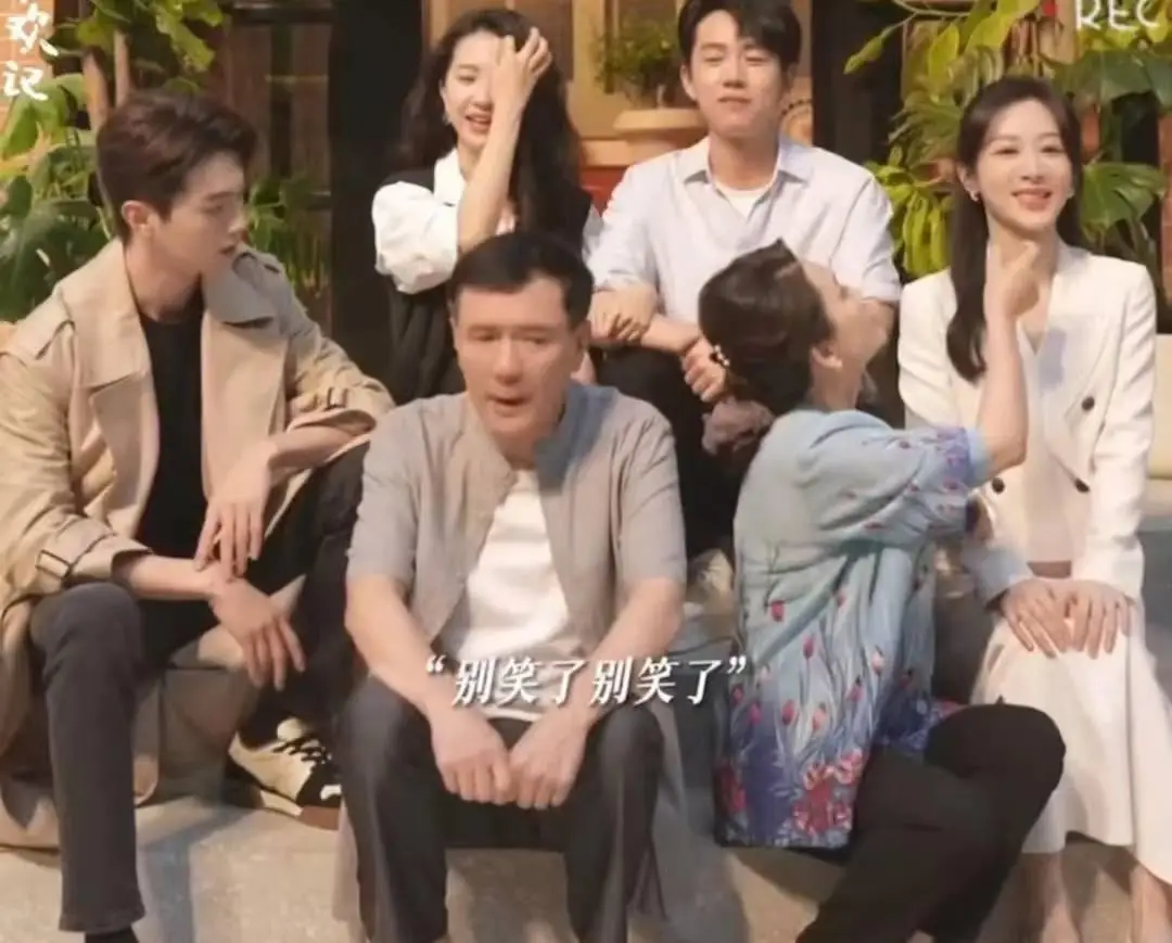 两位老演员坐在前排也可以理解,但主演杨紫和许凯坐在两侧,而男三女