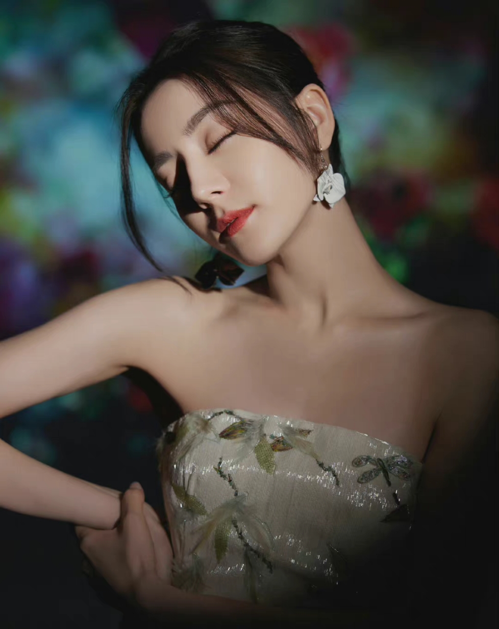 迪丽热巴白色抹胸印花裙