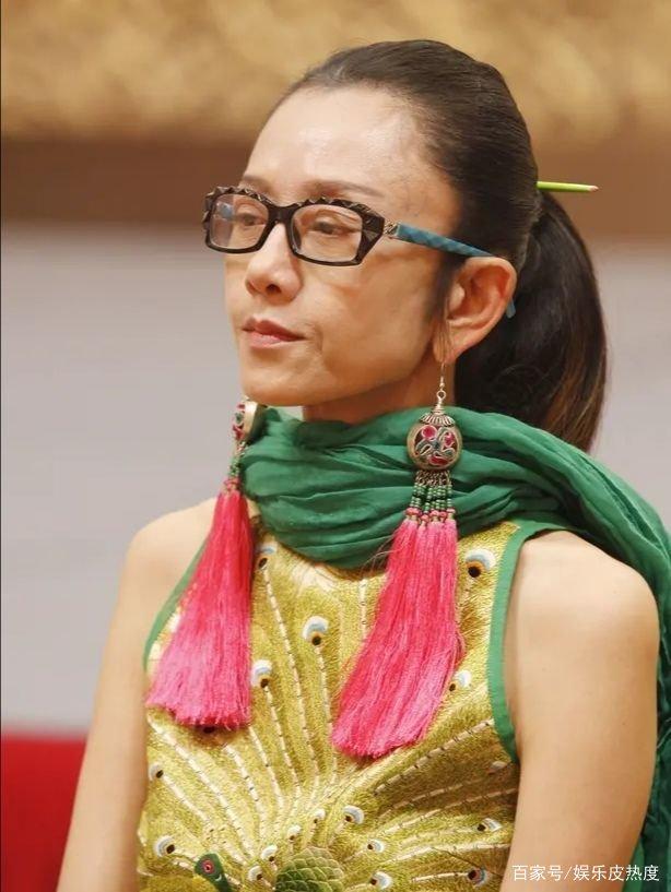 61岁杨丽萍也不得不服老,素颜出镜显憔悴,气质不减当年优雅端庄