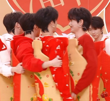 溜溜梅 时代少年团#喜庆的tnt,这几位穿得喜庆,长得也喜庆,看着他们