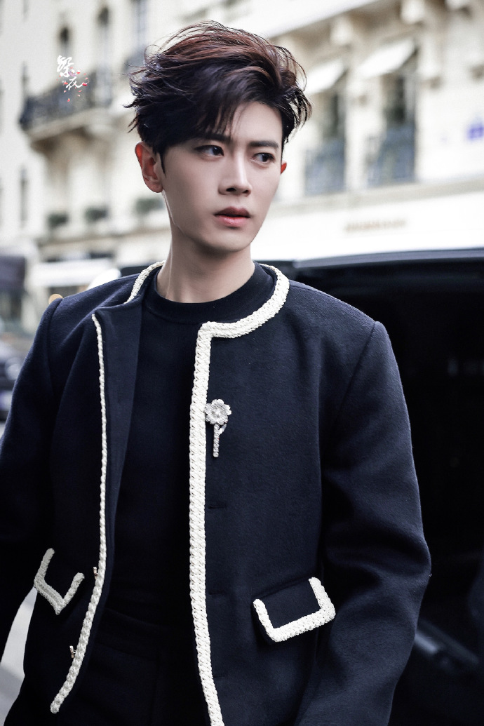 人任嘉伦出席roger vivier品牌探店活动,正式开启#巴黎时装周#行程,一