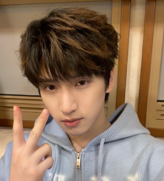 严浩翔表情包##和严浩翔一起拥抱春天