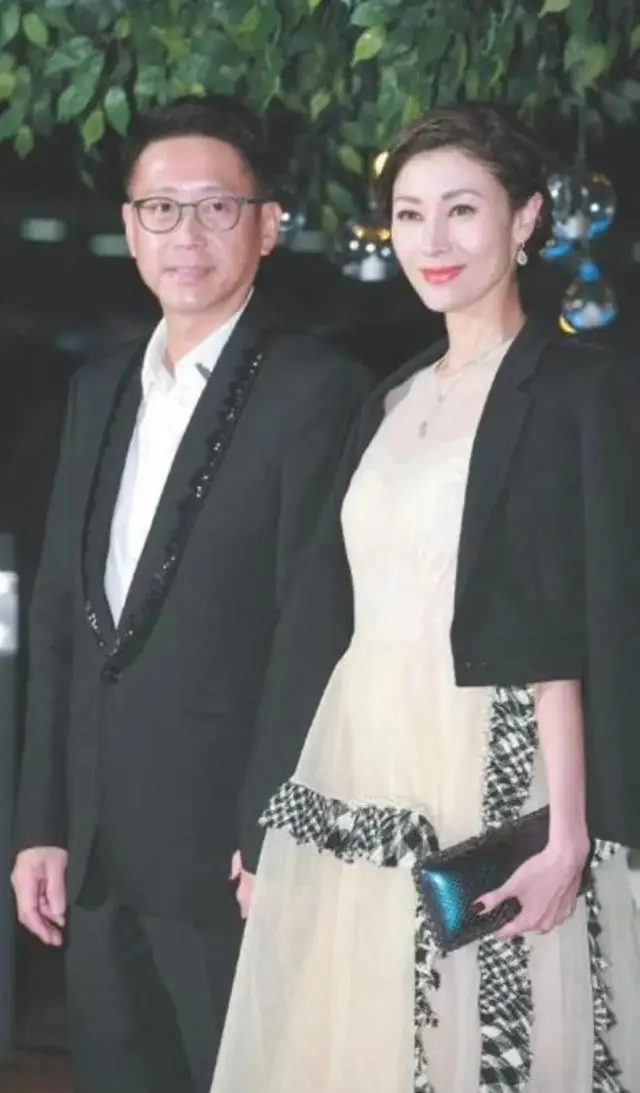 有不少人说李嘉欣看黎明的眼神很深情,曾经绝对爱过黎明!