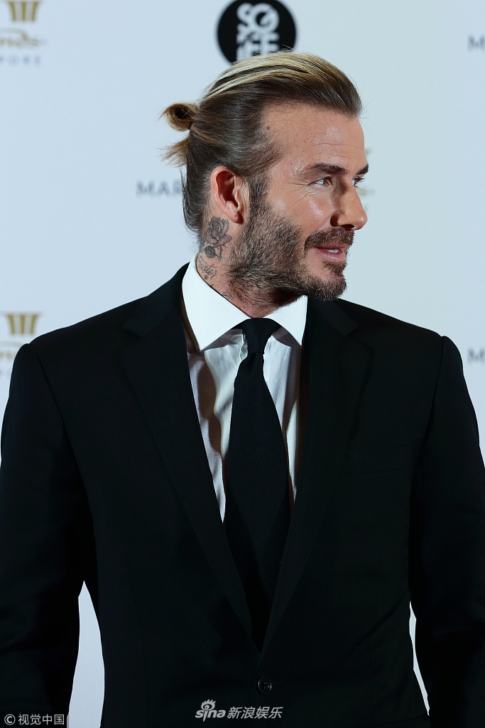 组图:贝克汉姆扎丸子头超帅气 露颈部玫瑰纹身秀完美侧颜