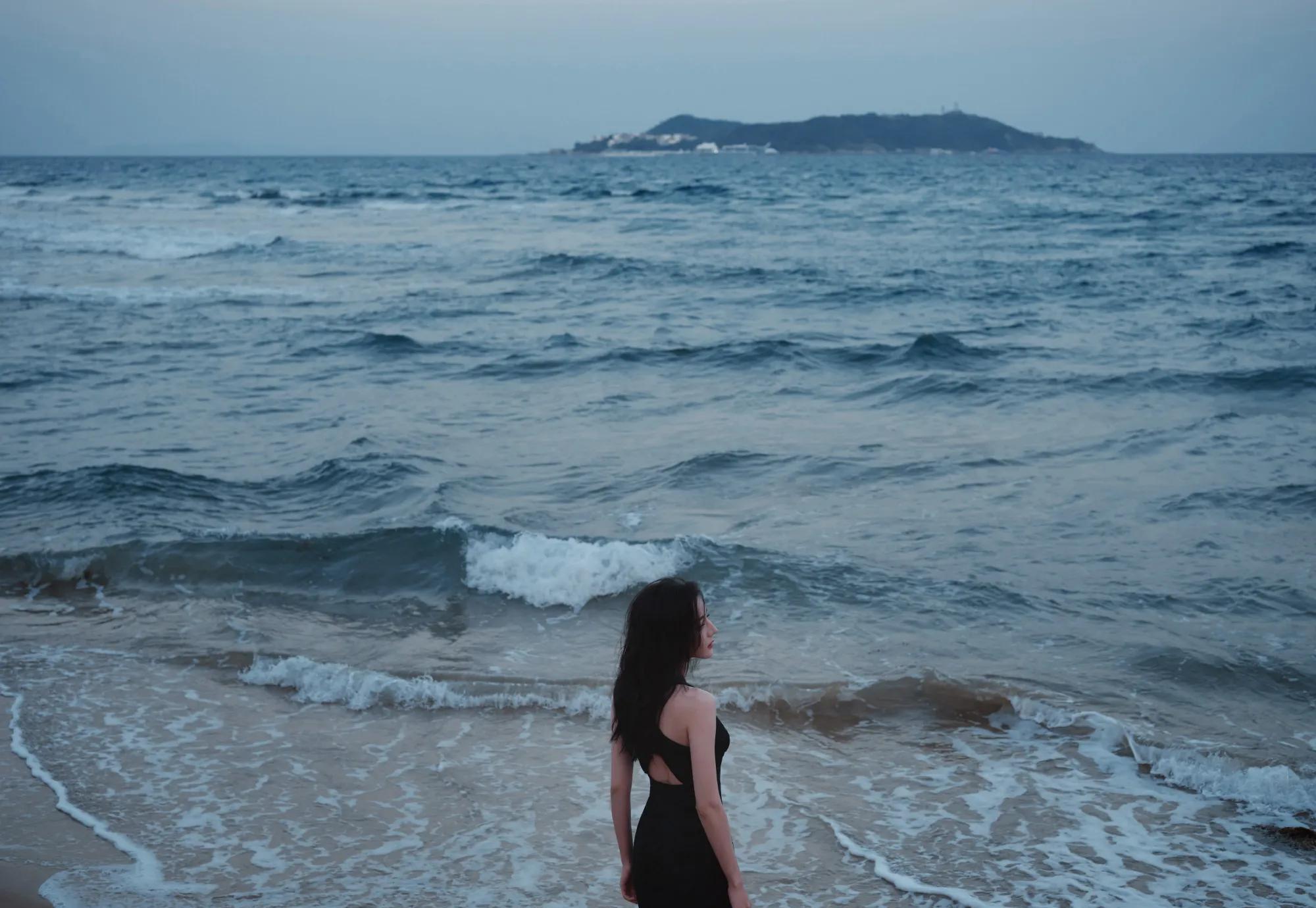 迪丽热巴海边大片 穿挂脖黑裙露香肩秀美背 风情万种 妩媚撩人_泳池